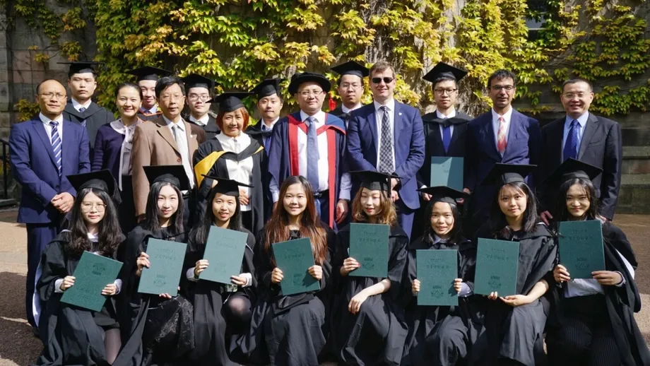 비용 상승과 비자 규정 강화에 중국 학생들, 영국 학위의 가치 재고