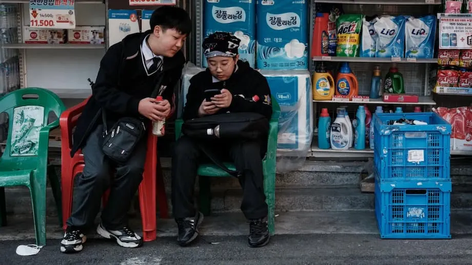 한국, 학교 내 휴대전화 금지하는 획기적 법안 통과: 논쟁과 영향, 세계적 흐름 심층 분석