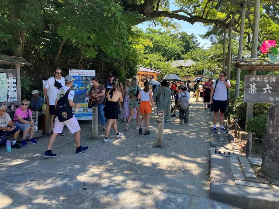 일본의 관광 패턴을 뒤집고 동아시아인보다 서양인 관광객을 더 많이 끌어들이는 가나자와