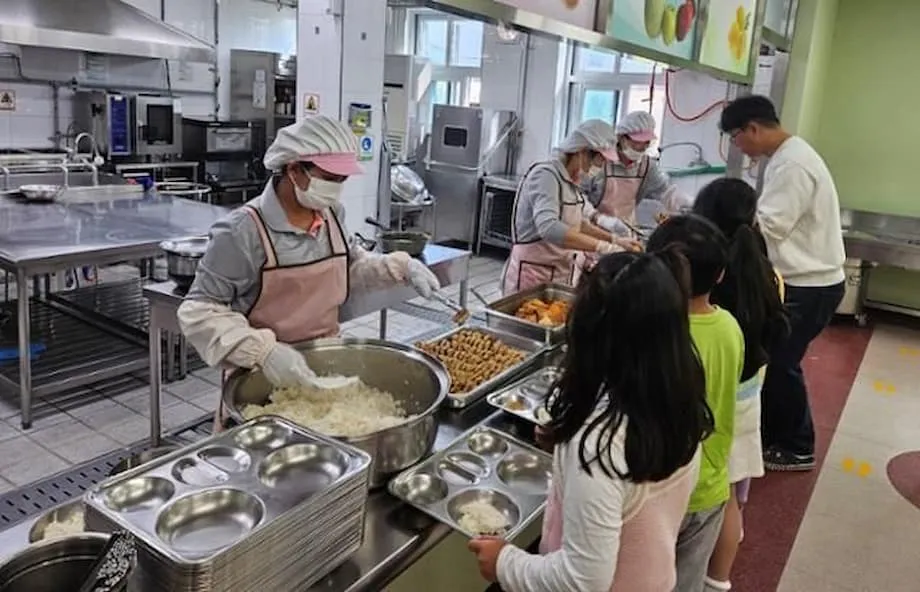 한국의 화제 된 학교 급식, 그 대가를 치르는 여성들