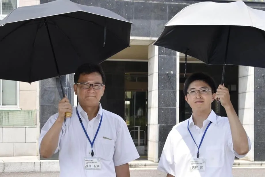 폭염에 시달리는 일본, 더위 피하려 양산 쓰는 남성 늘어