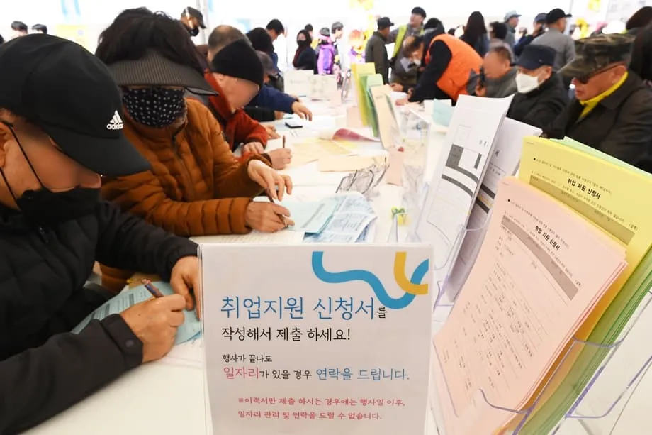 한국 임금 격차 역대 최대…고령층, 저임금 시간제 돌봄 일자리로 이동