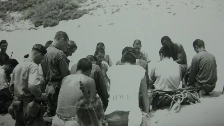 1945년 아카섬: 미군과 일본군, 함께 식사하고 휴전에 합의하다