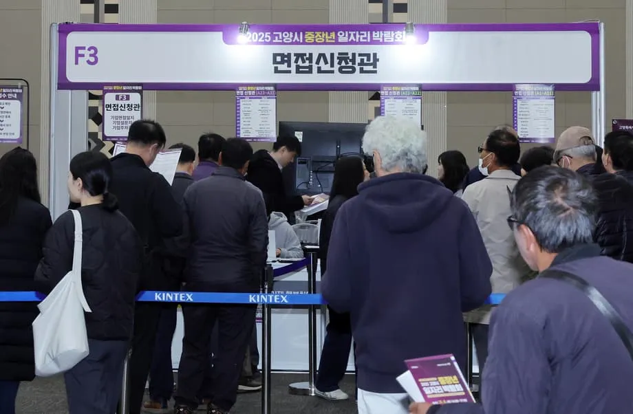 한국, 정년 65세로 연장 검토