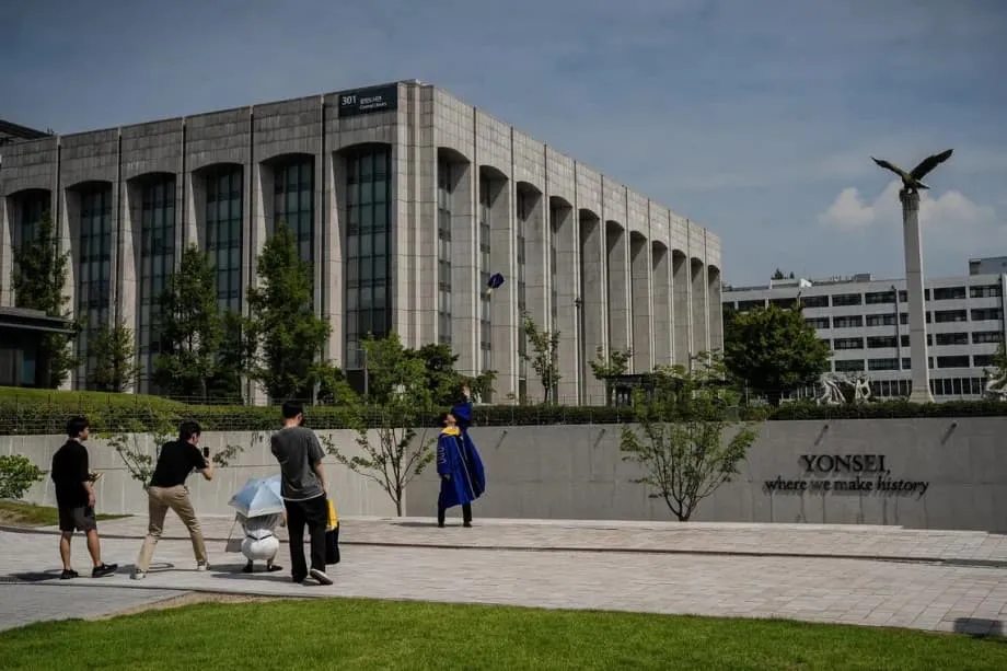 일자리 줄자 졸업 미루는 한국 대학생들…서울 밖으로 눈 돌려
