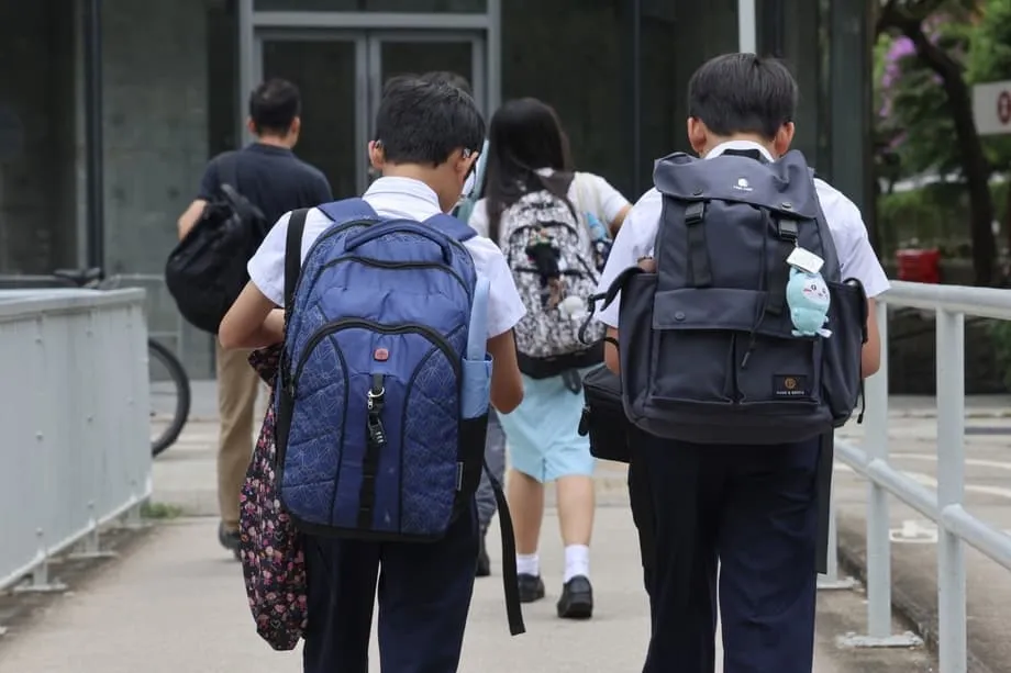 영어 능력 저하에 홍콩, 학교 언어 정책 전면 재검토