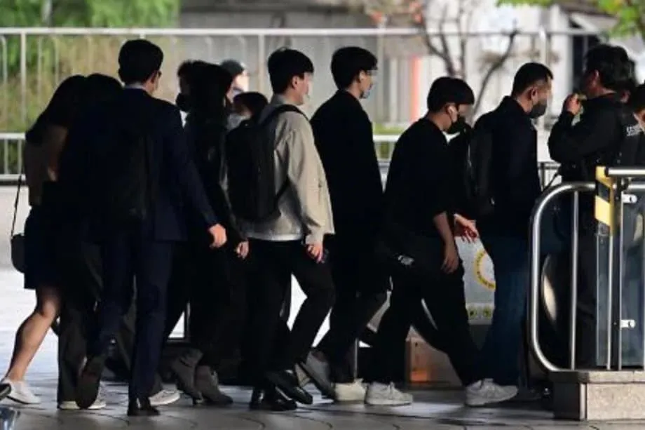 한국 직장인 3분의 2, 퇴근 후 업무 연락 받아…연결 차단권 법안은 답보