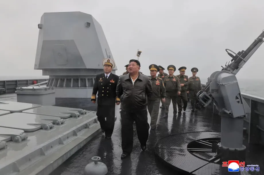 서울 타격 가능한 포병 전력 준비하는 북한…첫 현대식 구축함도 취역