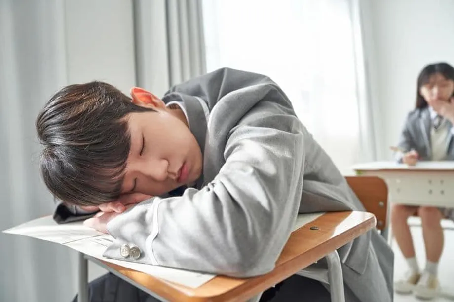 학업 압박 속 수면 부족과 정신건강 위기에 직면한 한국 고등학생