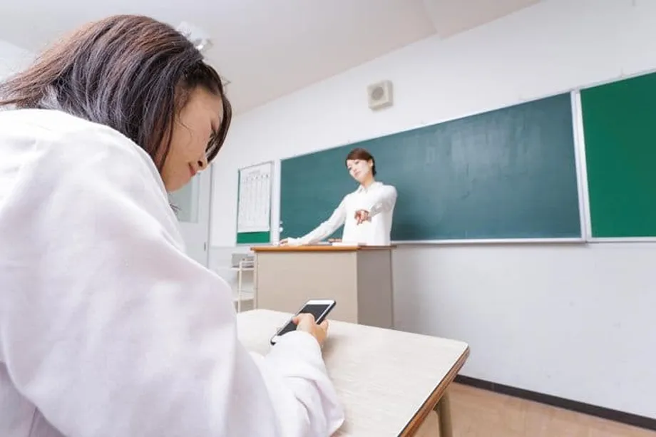 한국의 전국 교실 휴대전화 금지, 학교별 규정 엇갈리며 시행 혼란