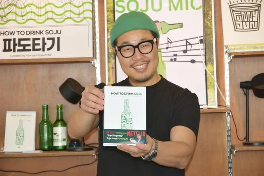 소주 예술가 퍼니준, 한국의 음주 예절을 세계 독자들에게 소개하다