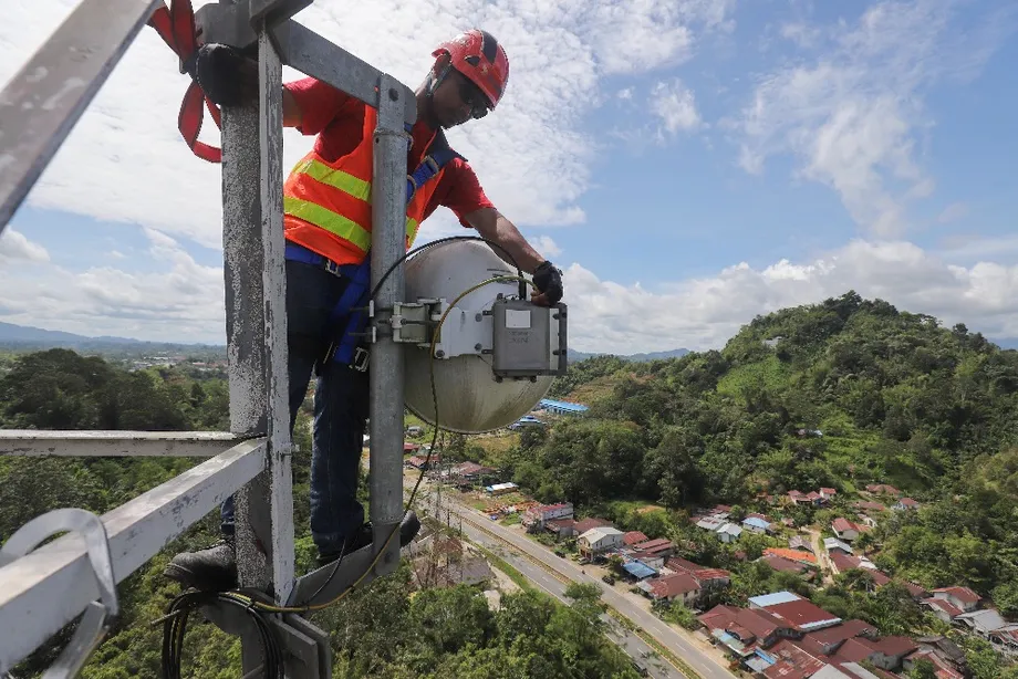 Indonesia Targets Rp100,000 Monthly Internet at 100 Mbps as Komdigi Studies Network Expansion