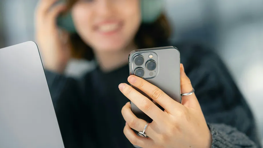 FaceTime Nudity Warning Freezes Australian Woman's Call, Raising Privacy Concerns