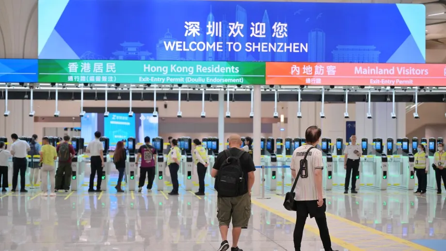 Huanggang Port Handles Over 30,000 Departures in Four Hours as Holiday Crowds Trigger Queues