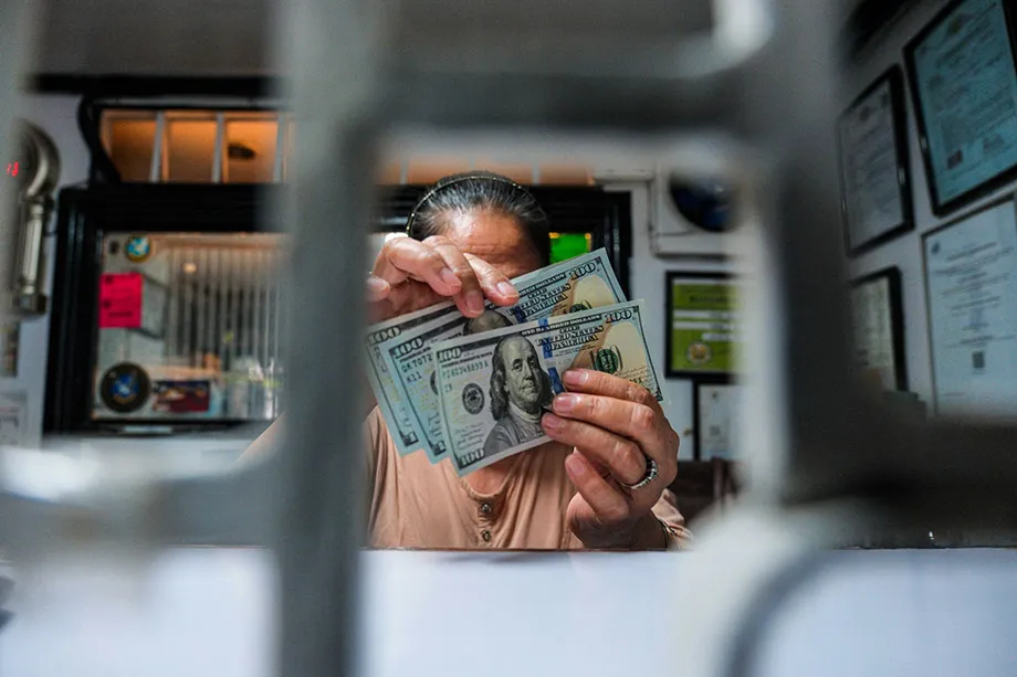 Philippine Peso Hits Record P63.95 as Oil Costs and Inflation Outweigh Rate Hikes