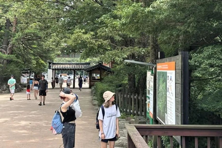 한국의 산과 도심 산책로로 세계 여행객을 끌어들이는 K-하이킹